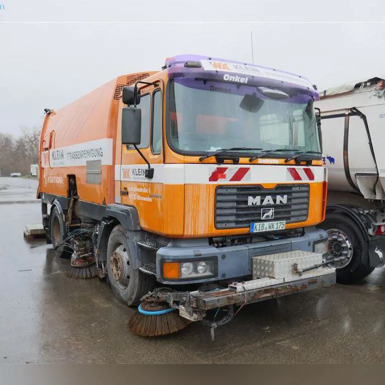 Delovni stroj na lastni pogon (pometalnik) MAN ME 220B