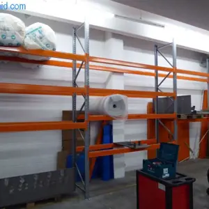 13 lfm. Heavy-duty pallet racking