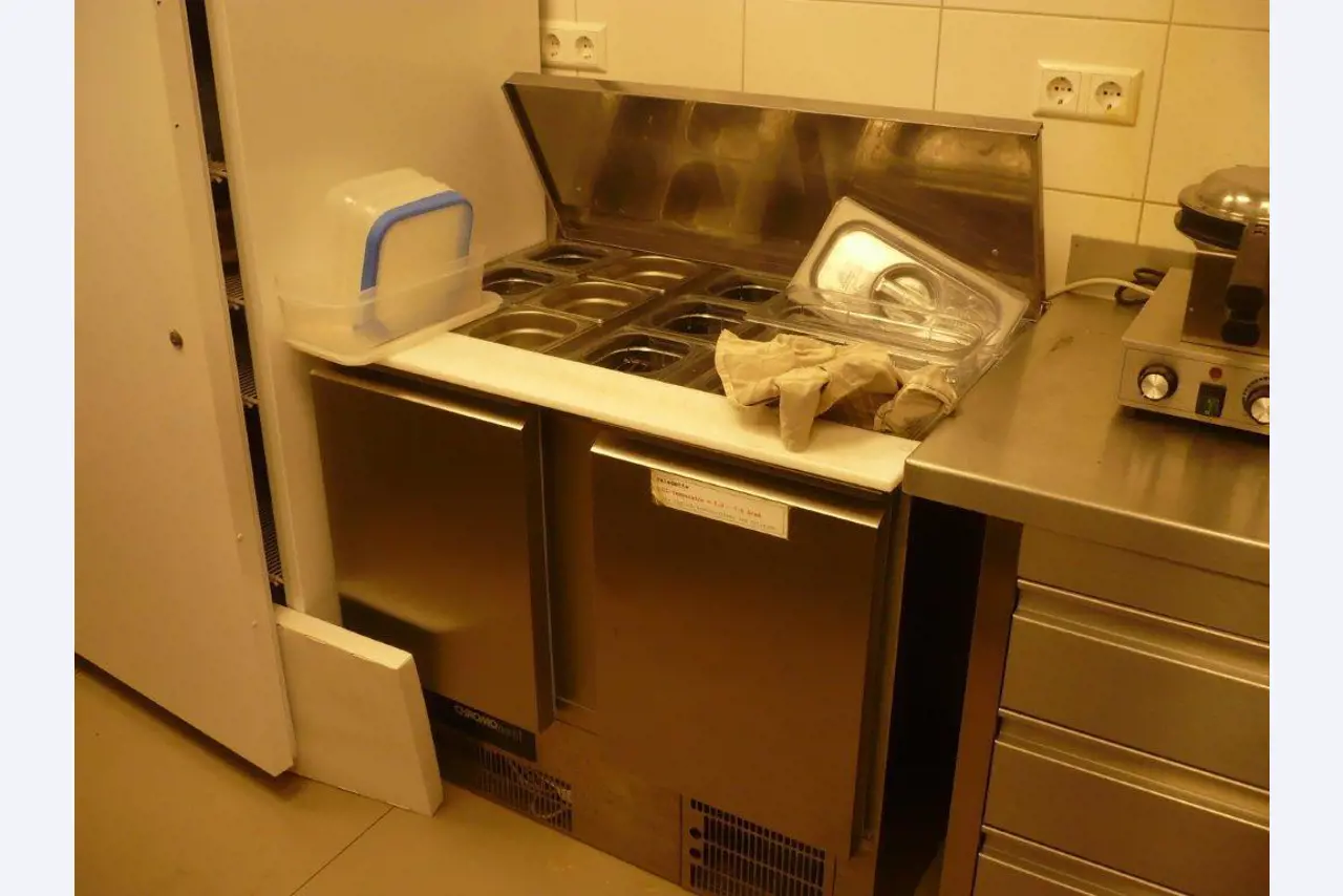 Popolna prodaja bistro-kavarne z opremo trgovine s pekovskimi izdelki-3