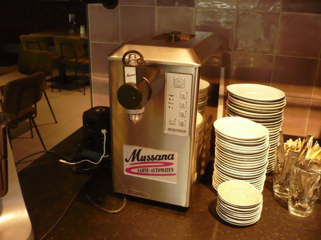 Complete sale of a bistro-cafe business with store fittings for baked goods-6