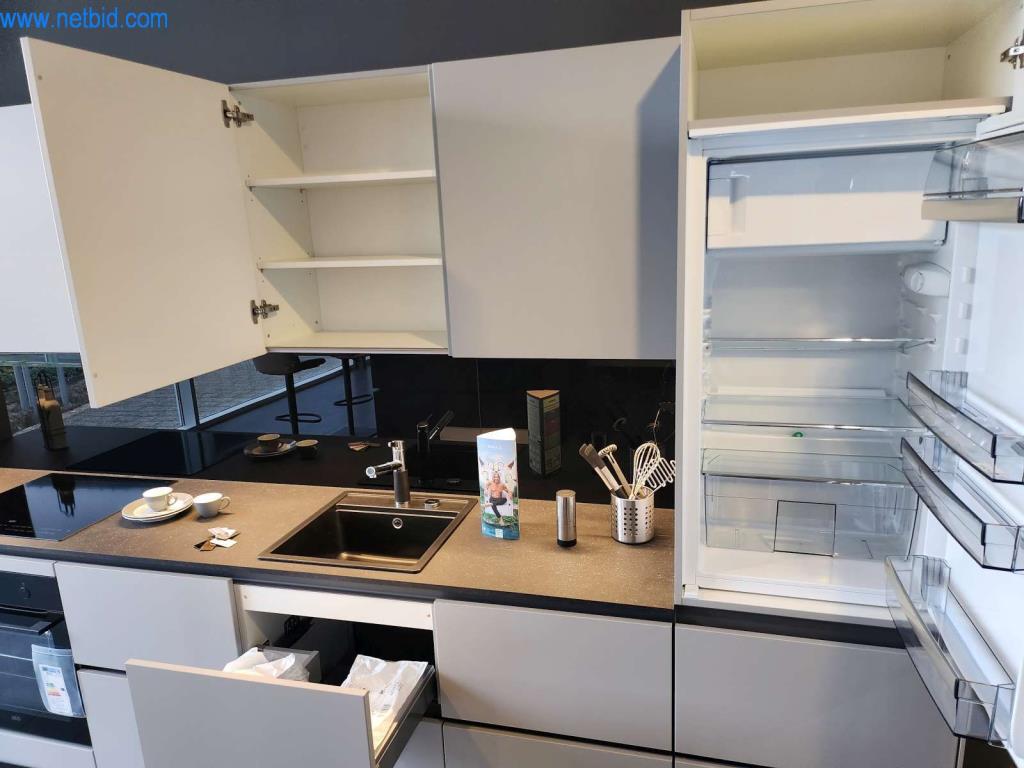 Kuchnie na wymiar, meble do salonu, meble łazienkowe, materiały dekoracyjne i kuchenne urządzenia elektryczne.-9