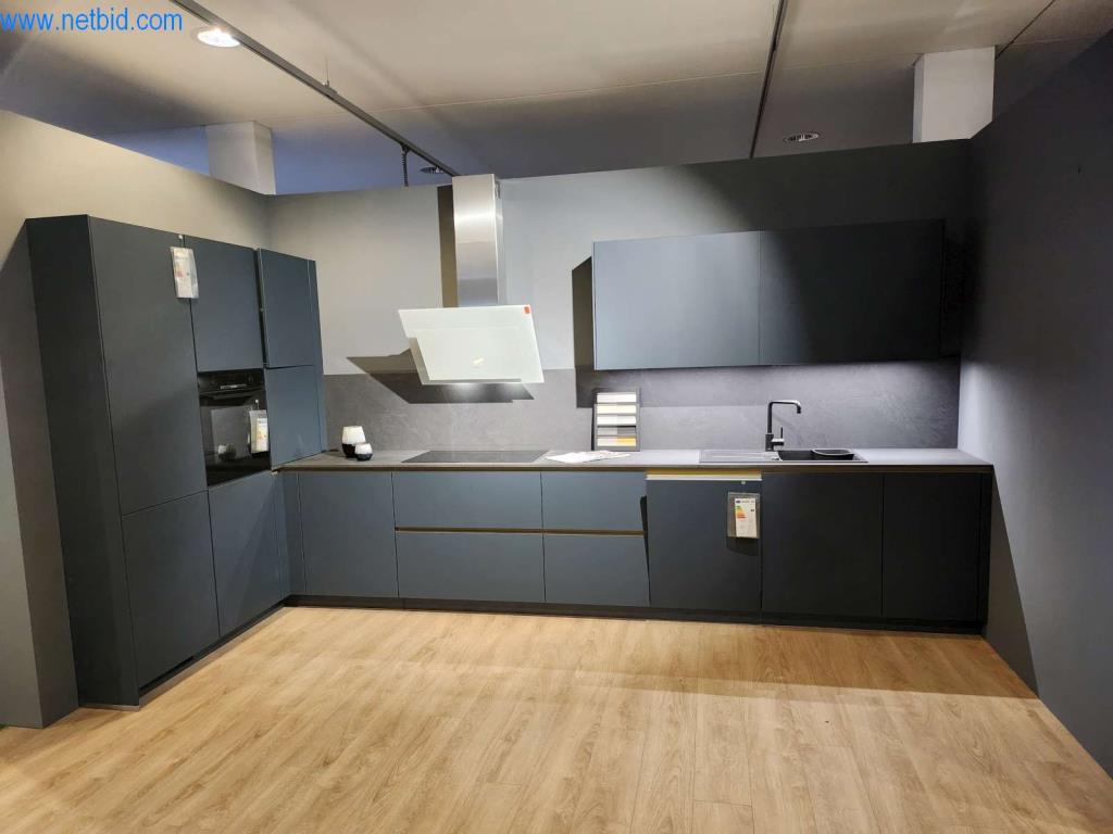 Kuchnie na wymiar, meble do salonu, meble łazienkowe, materiały dekoracyjne i kuchenne urządzenia elektryczne.-1