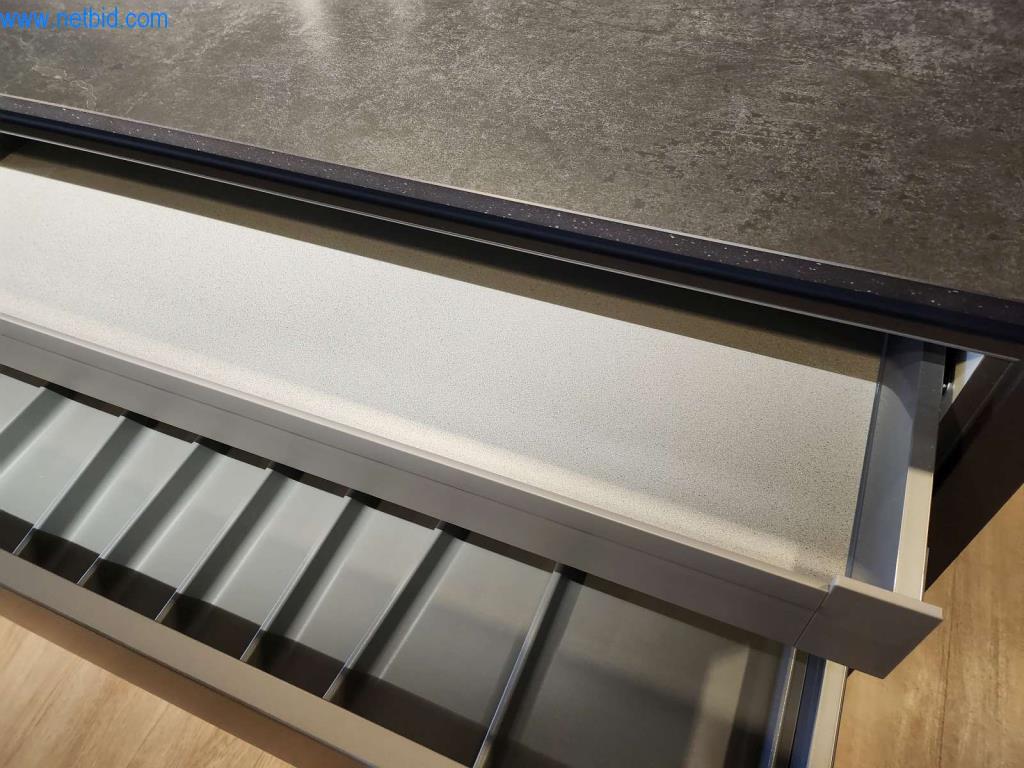 Kuchnie na wymiar, meble do salonu, meble łazienkowe, materiały dekoracyjne i kuchenne urządzenia elektryczne.-4