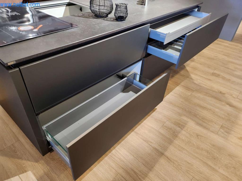 Kuchnie na wymiar, meble do salonu, meble łazienkowe, materiały dekoracyjne i kuchenne urządzenia elektryczne.-5