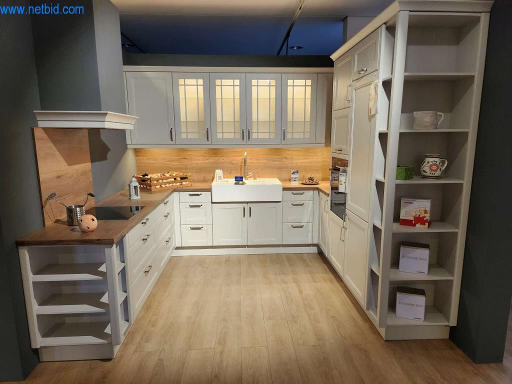 Kuchnie na wymiar, meble do salonu, meble łazienkowe, materiały dekoracyjne i kuchenne urządzenia elektryczne.-1