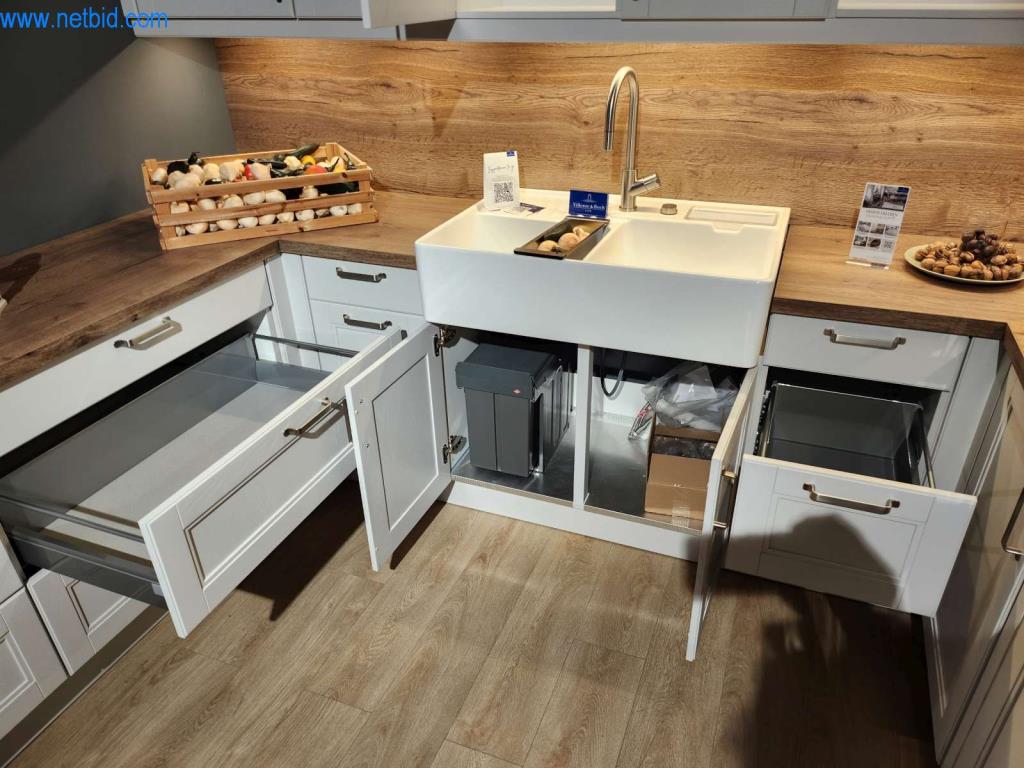 Kuchnie na wymiar, meble do salonu, meble łazienkowe, materiały dekoracyjne i kuchenne urządzenia elektryczne.-8