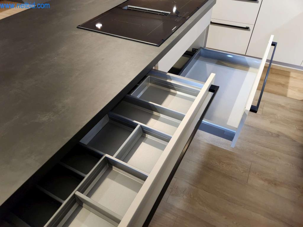 Kuchnie na wymiar, meble do salonu, meble łazienkowe, materiały dekoracyjne i kuchenne urządzenia elektryczne.-11