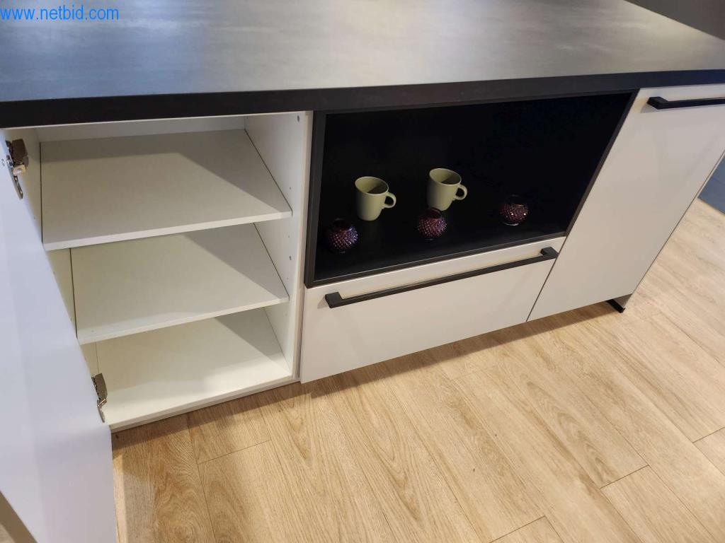 Kuchnie na wymiar, meble do salonu, meble łazienkowe, materiały dekoracyjne i kuchenne urządzenia elektryczne.-12