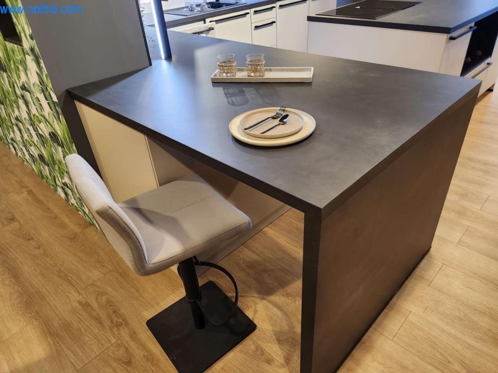 Kuchnie na wymiar, meble do salonu, meble łazienkowe, materiały dekoracyjne i kuchenne urządzenia elektryczne.-4