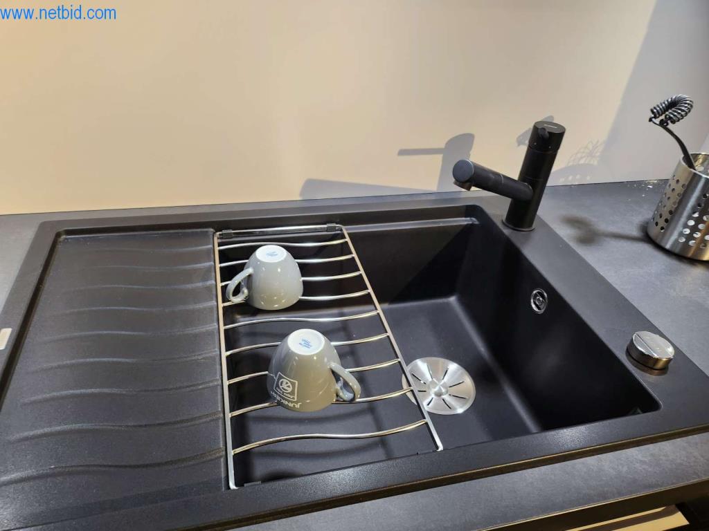 Kuchnie na wymiar, meble do salonu, meble łazienkowe, materiały dekoracyjne i kuchenne urządzenia elektryczne.-6