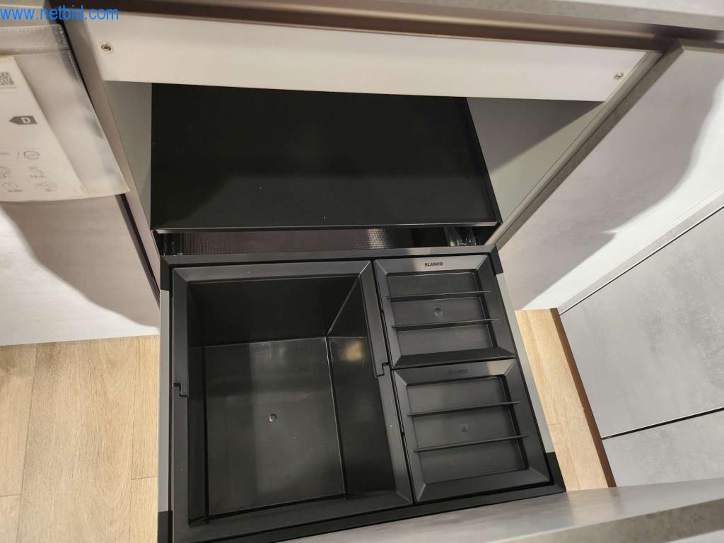 Kuchnie na wymiar, meble do salonu, meble łazienkowe, materiały dekoracyjne i kuchenne urządzenia elektryczne.-10