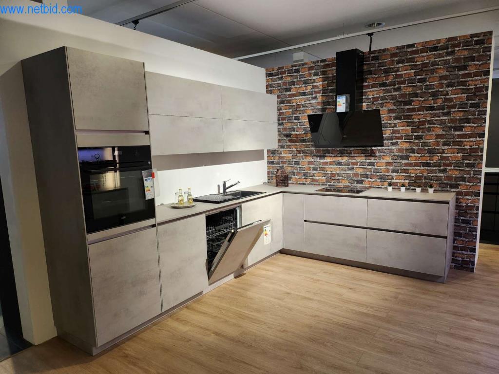 Kuchnie na wymiar, meble do salonu, meble łazienkowe, materiały dekoracyjne i kuchenne urządzenia elektryczne.-1