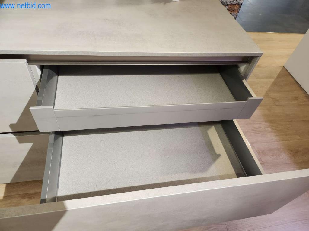 Kuchnie na wymiar, meble do salonu, meble łazienkowe, materiały dekoracyjne i kuchenne urządzenia elektryczne.-9