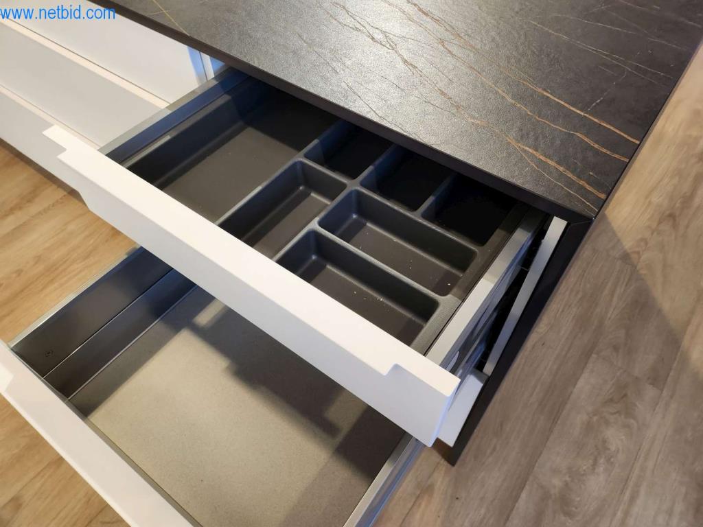 Kuchnie na wymiar, meble do salonu, meble łazienkowe, materiały dekoracyjne i kuchenne urządzenia elektryczne.-13