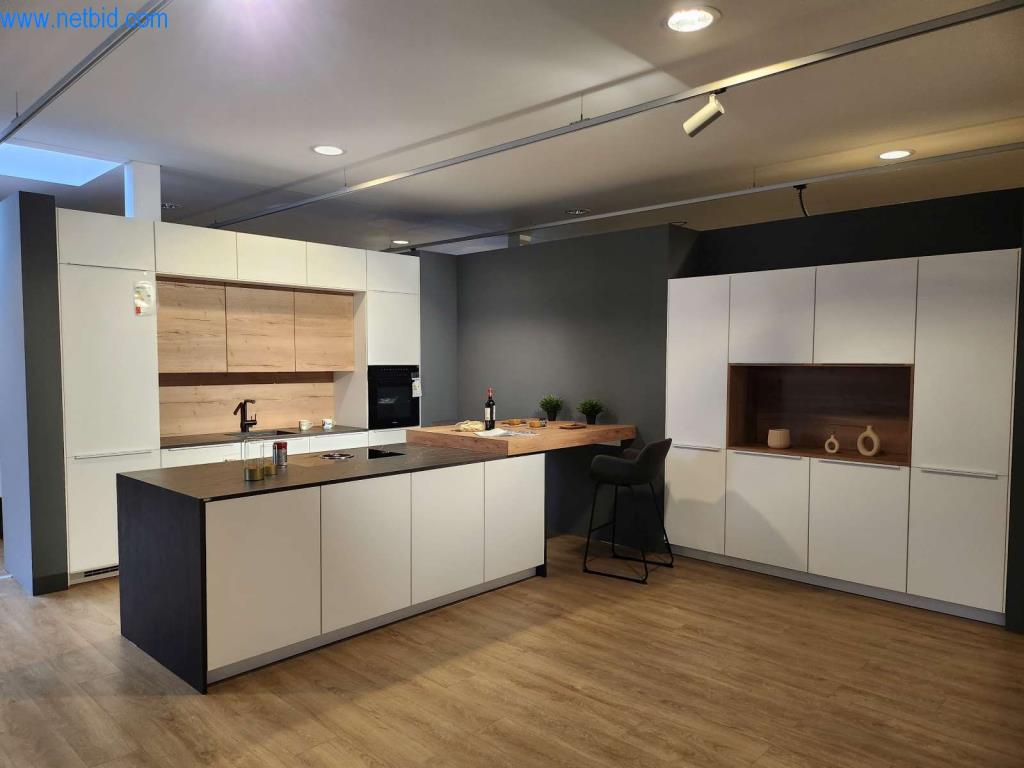 Kuchnie na wymiar, meble do salonu, meble łazienkowe, materiały dekoracyjne i kuchenne urządzenia elektryczne.-1