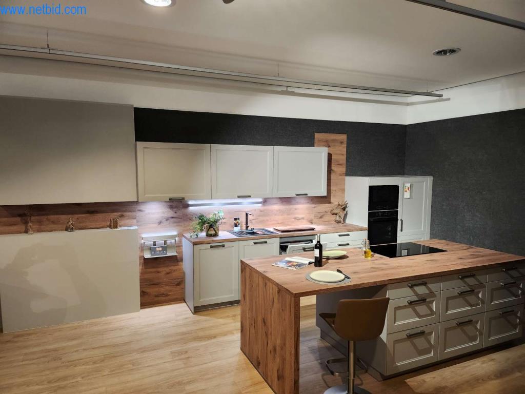 Kuchnie na wymiar, meble do salonu, meble łazienkowe, materiały dekoracyjne i kuchenne urządzenia elektryczne.-1