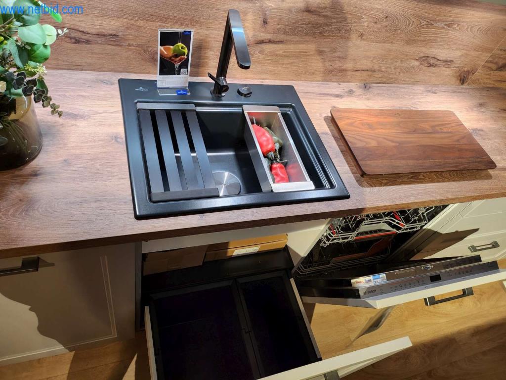 Kuchnie na wymiar, meble do salonu, meble łazienkowe, materiały dekoracyjne i kuchenne urządzenia elektryczne.-6