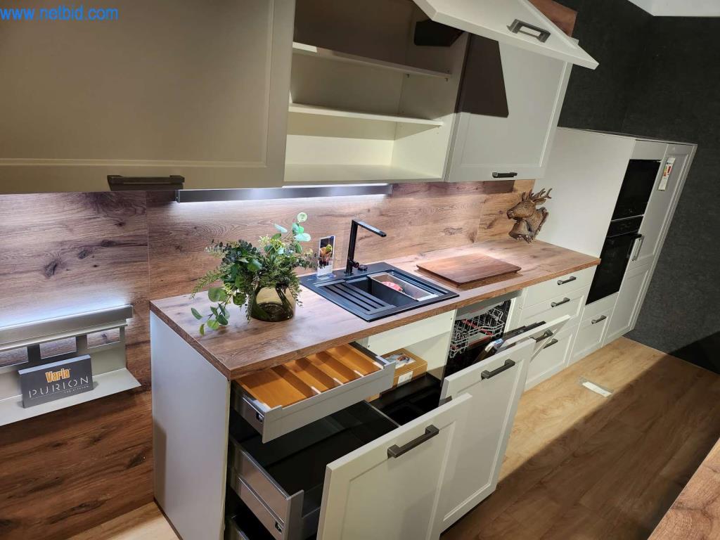 Kuchnie na wymiar, meble do salonu, meble łazienkowe, materiały dekoracyjne i kuchenne urządzenia elektryczne.-7