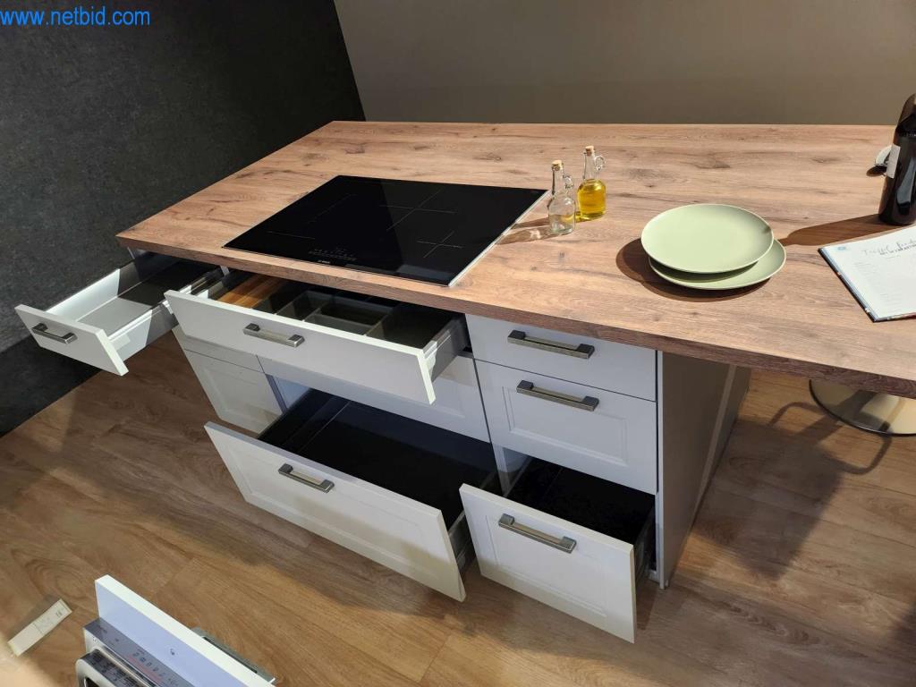 Kuchnie na wymiar, meble do salonu, meble łazienkowe, materiały dekoracyjne i kuchenne urządzenia elektryczne.-8