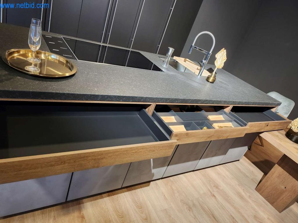 Vestavěné kuchyně, nábytek do obývacího pokoje, koupelnový nábytek, dekorační materiály a kuchyňské elektrospotřebiče-2