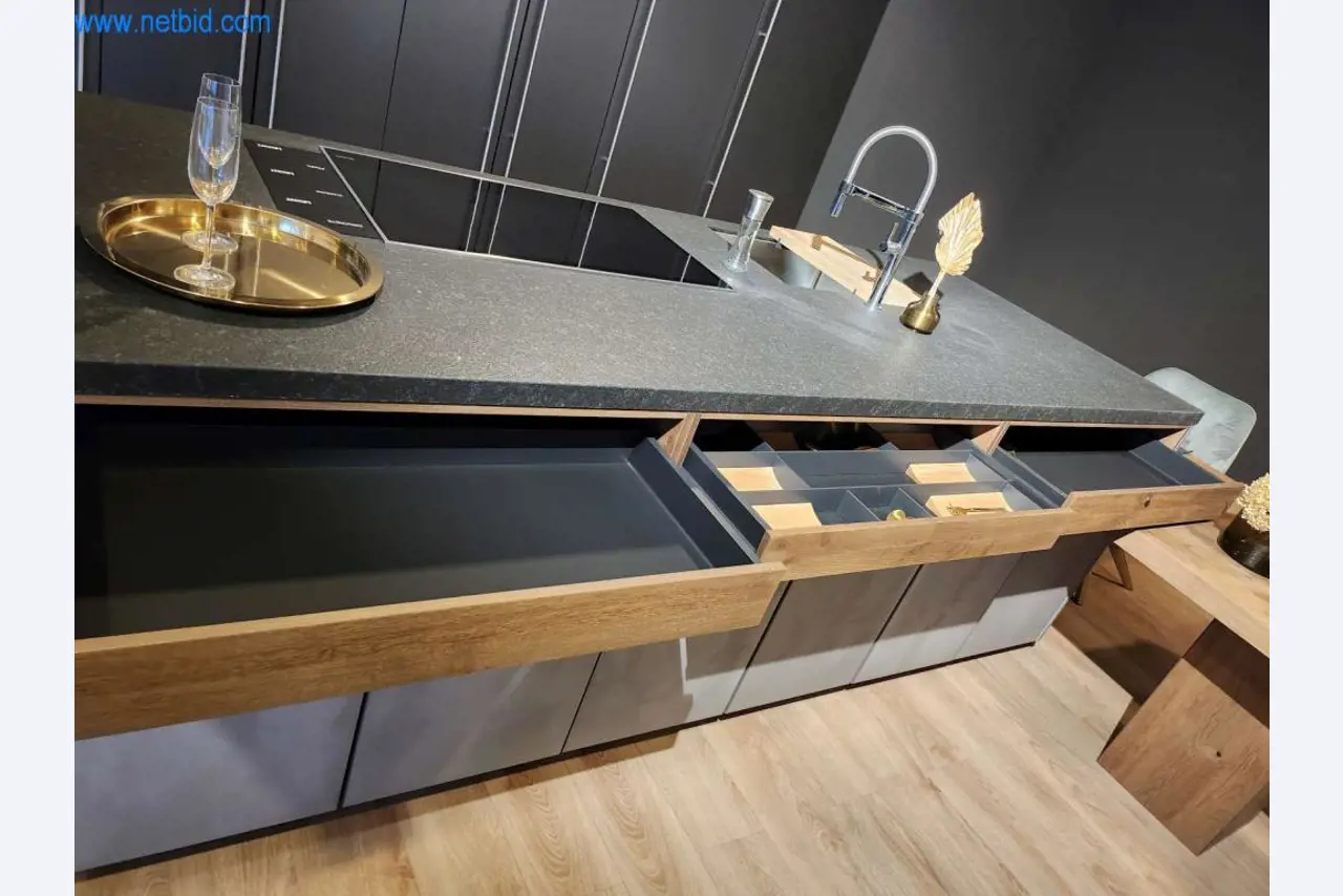 Ingerichte keukens, woonkamermeubels, badkamermeubels, decoratiemateriaal en elektrische keukenapparaten-2