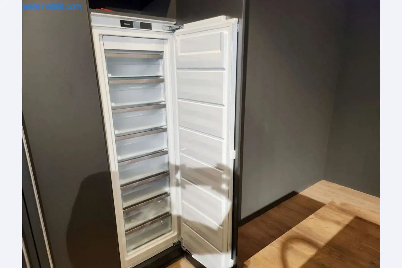 Ingerichte keukens, woonkamermeubels, badkamermeubels, decoratiemateriaal en elektrische keukenapparaten-1