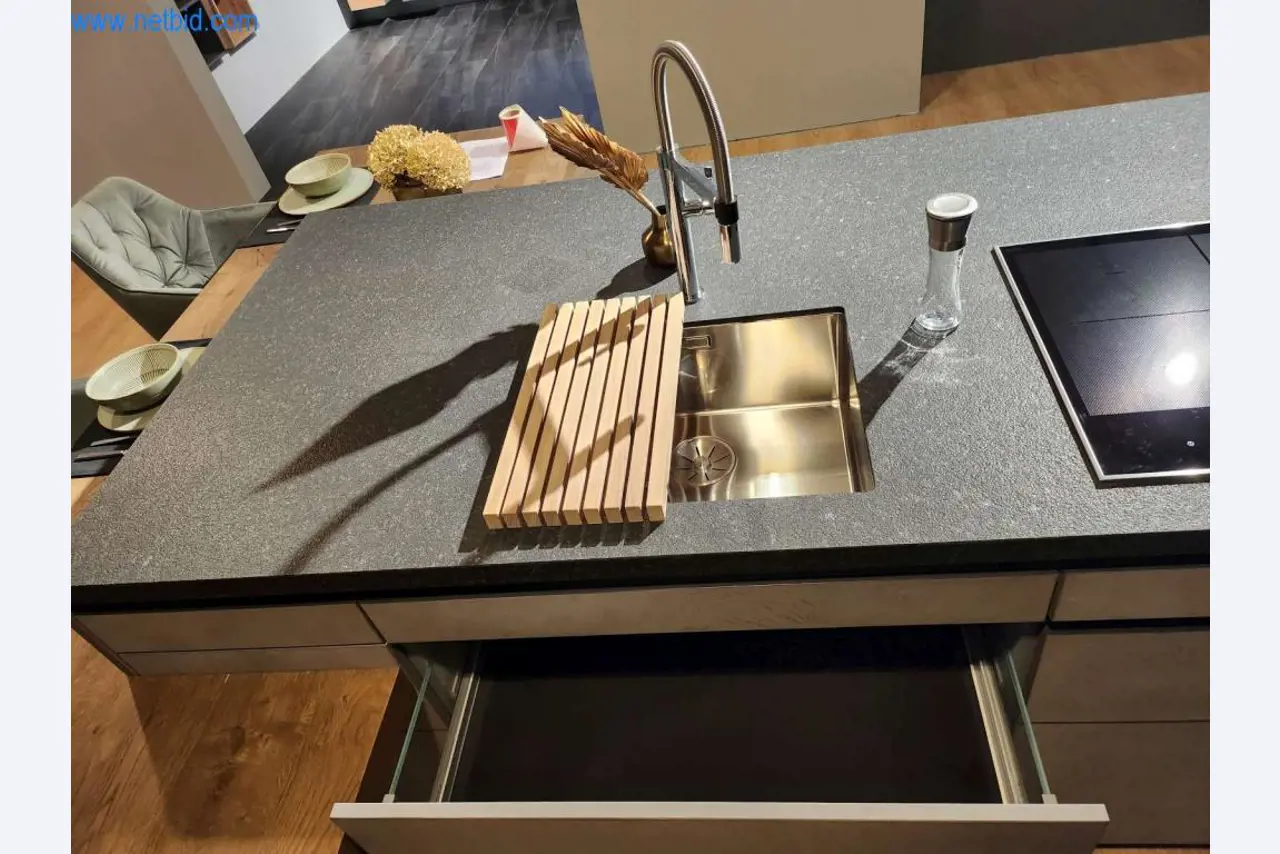 Ingerichte keukens, woonkamermeubels, badkamermeubels, decoratiemateriaal en elektrische keukenapparaten-5
