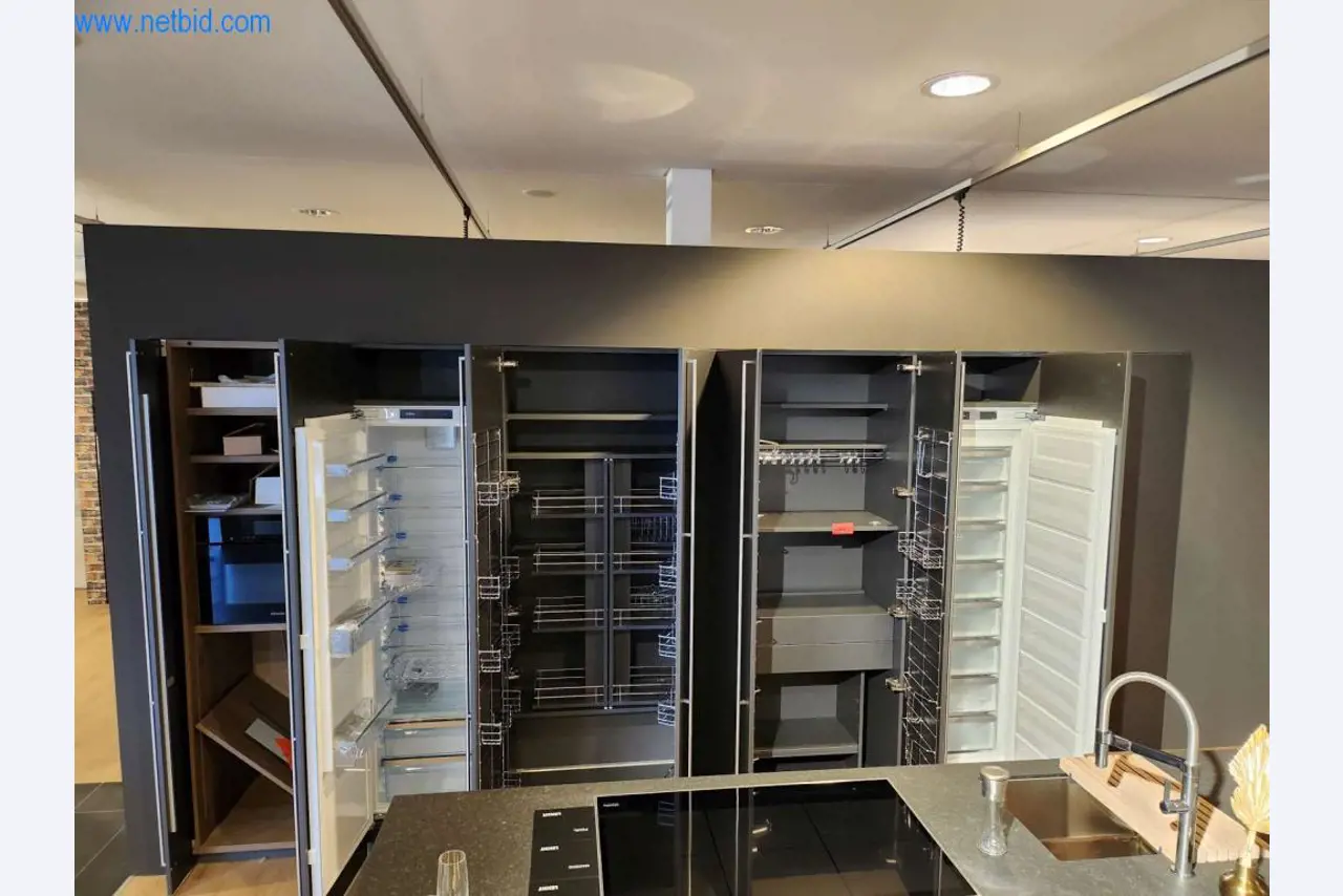 Ingerichte keukens, woonkamermeubels, badkamermeubels, decoratiemateriaal en elektrische keukenapparaten-6