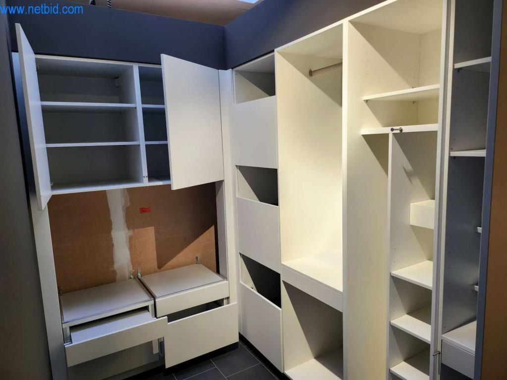 Kuchnie na wymiar, meble do salonu, meble łazienkowe, materiały dekoracyjne i kuchenne urządzenia elektryczne.-1