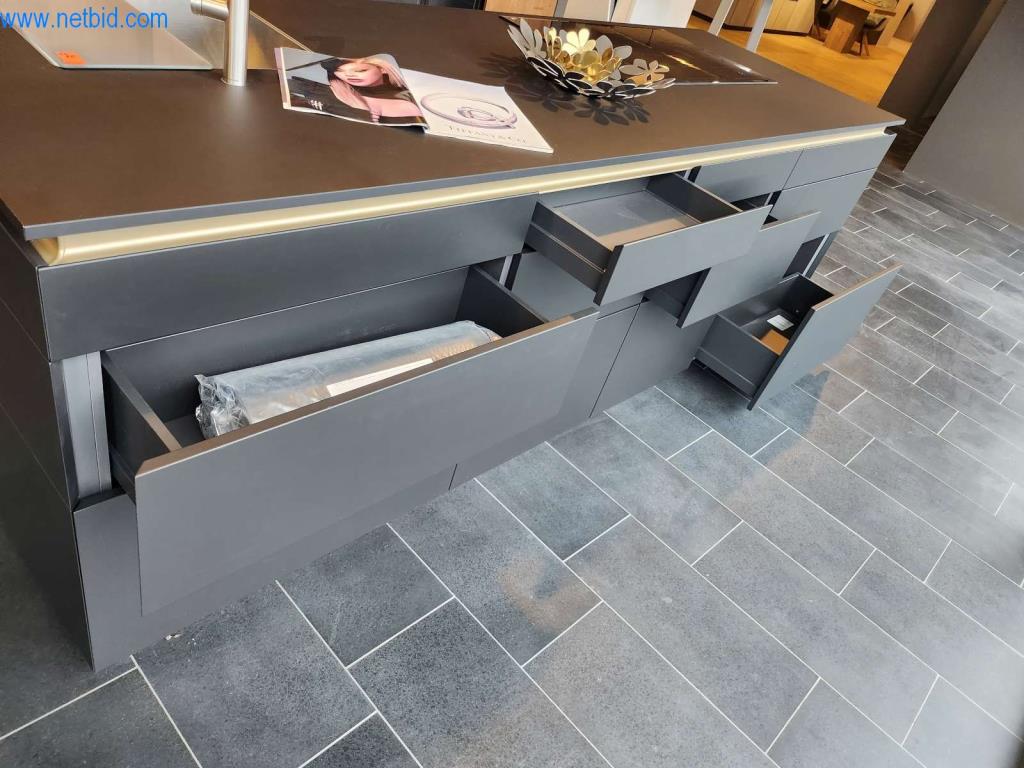 Vestavěné kuchyně, nábytek do obývacího pokoje, koupelnový nábytek, dekorační materiály a kuchyňské elektrospotřebiče-2