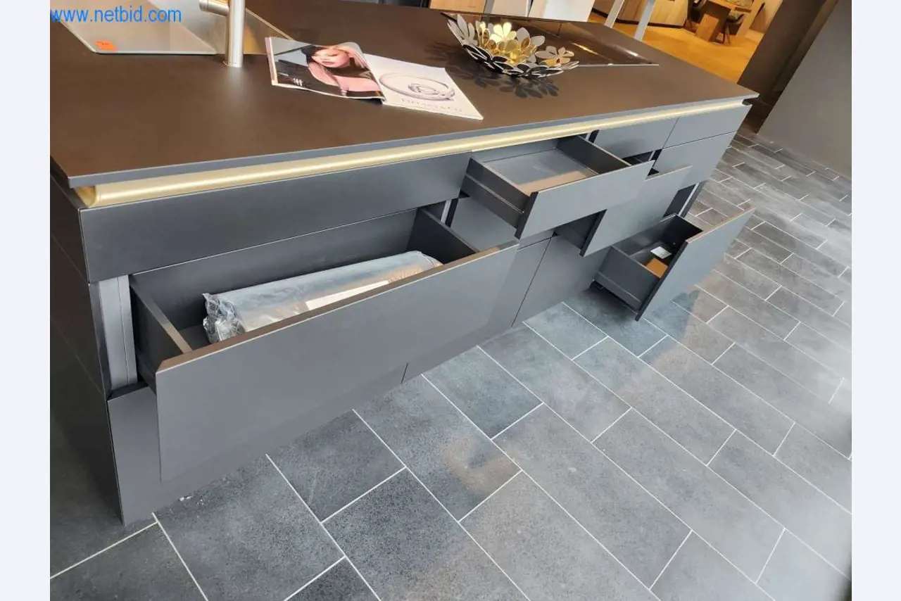 Ingerichte keukens, woonkamermeubels, badkamermeubels, decoratiemateriaal en elektrische keukenapparaten-2