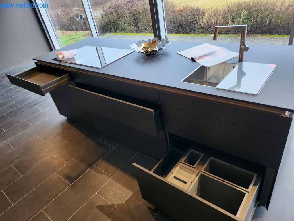 Vestavěné kuchyně, nábytek do obývacího pokoje, koupelnový nábytek, dekorační materiály a kuchyňské elektrospotřebiče-3