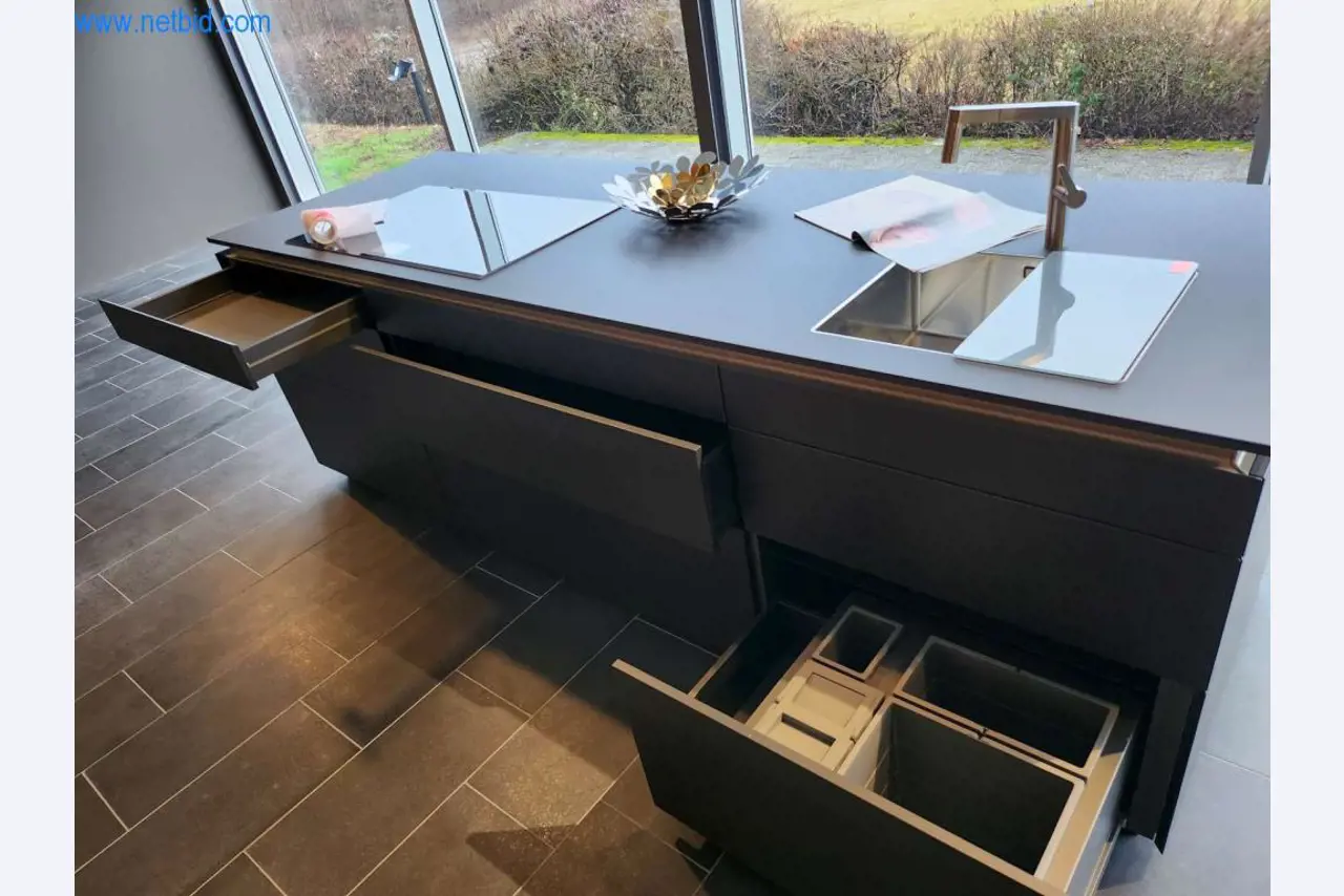 Ingerichte keukens, woonkamermeubels, badkamermeubels, decoratiemateriaal en elektrische keukenapparaten-3