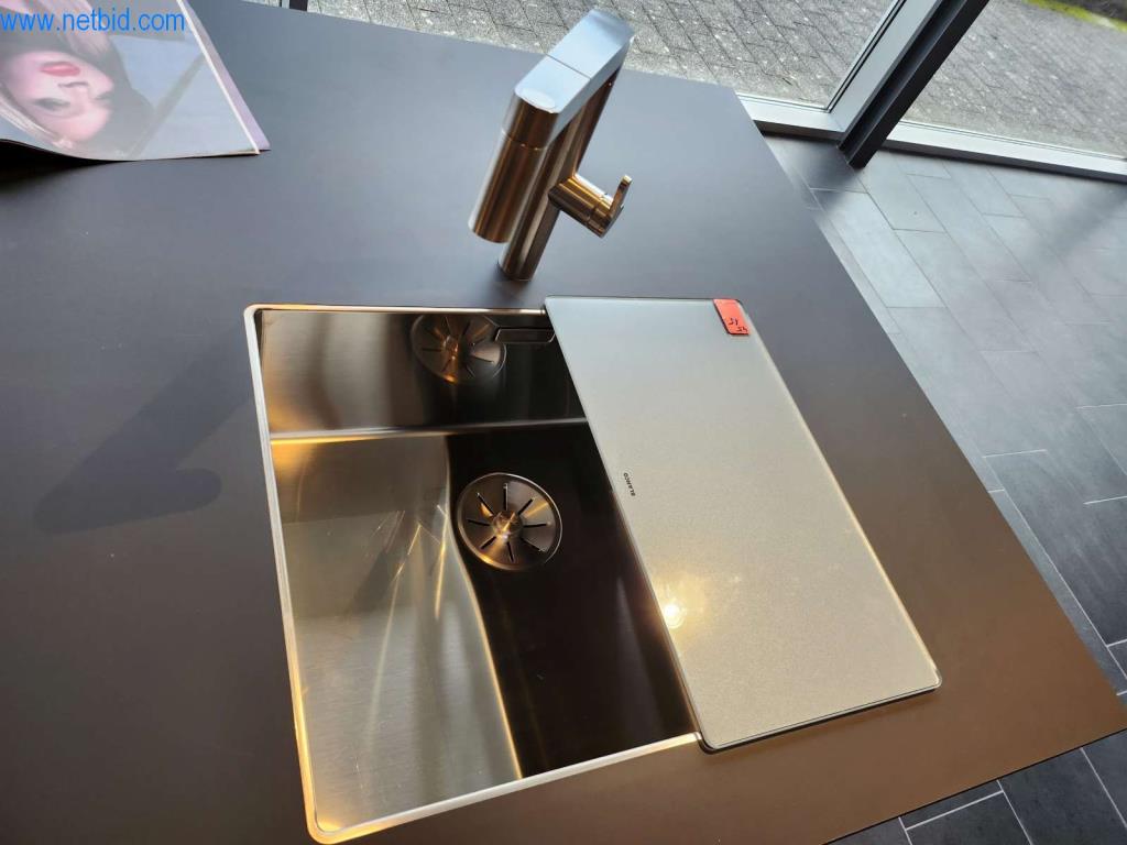 Vestavěné kuchyně, nábytek do obývacího pokoje, koupelnový nábytek, dekorační materiály a kuchyňské elektrospotřebiče-4