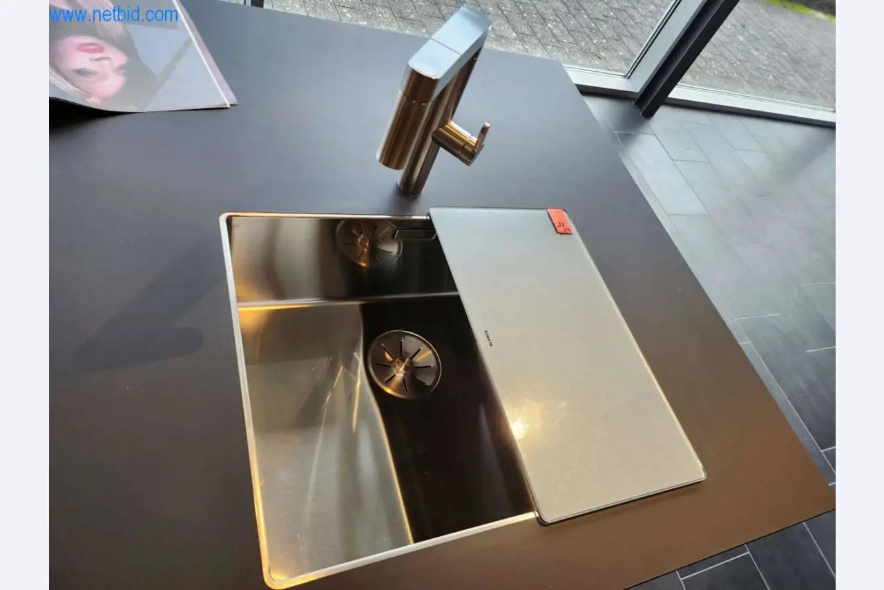 Ingerichte keukens, woonkamermeubels, badkamermeubels, decoratiemateriaal en elektrische keukenapparaten-4