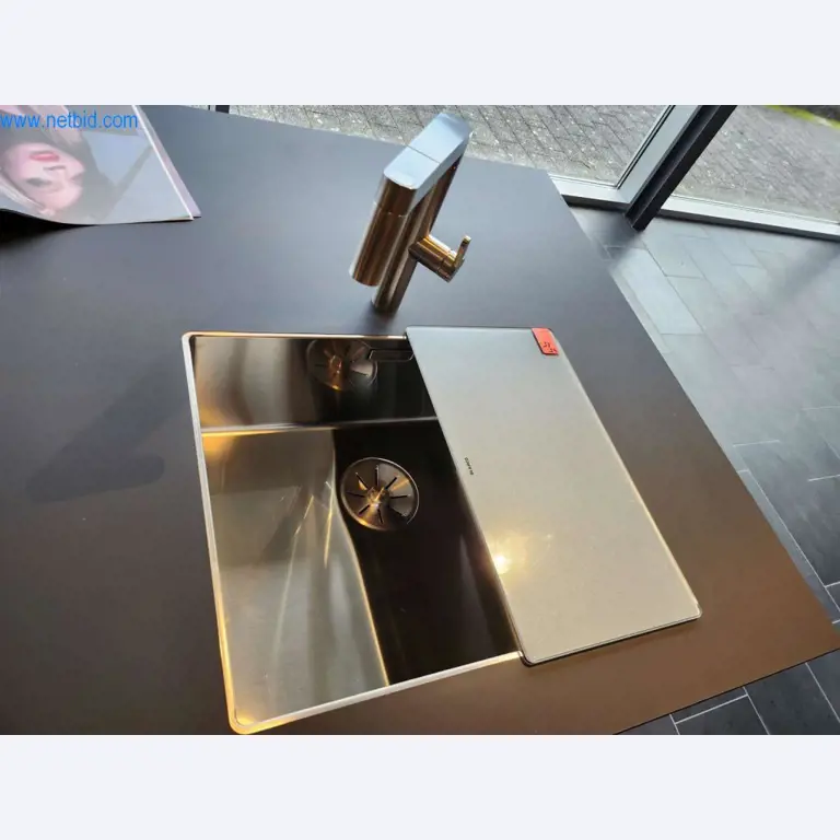 Ingerichte keukens, woonkamermeubels, badkamermeubels, decoratiemateriaal en elektrische keukenapparaten-4