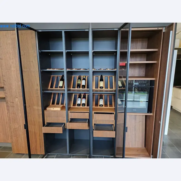 Ingerichte keukens, woonkamermeubels, badkamermeubels, decoratiemateriaal en elektrische keukenapparaten-7