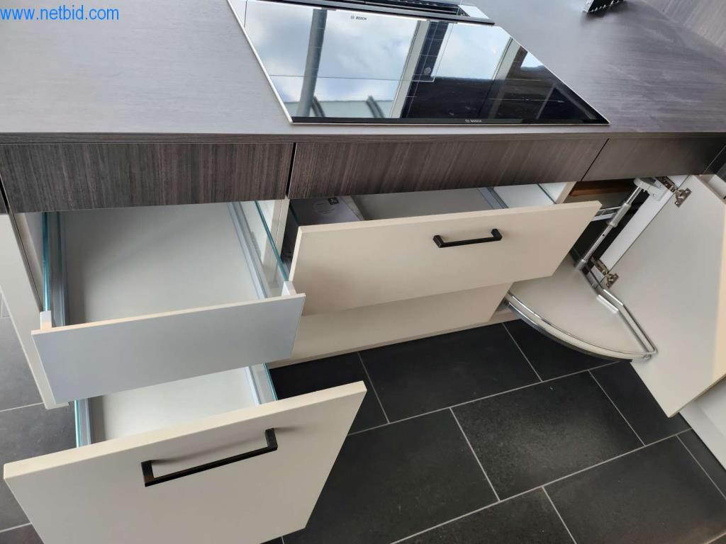 Kuchnie na wymiar, meble do salonu, meble łazienkowe, materiały dekoracyjne i kuchenne urządzenia elektryczne.-11