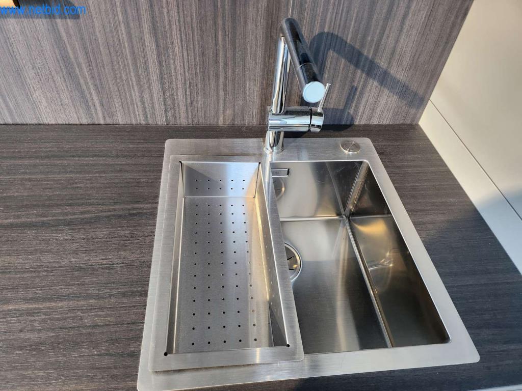 Kuchnie na wymiar, meble do salonu, meble łazienkowe, materiały dekoracyjne i kuchenne urządzenia elektryczne.-3