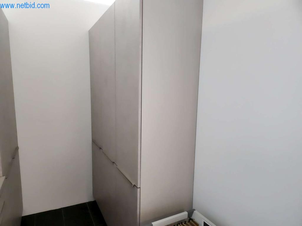 Kuchnie na wymiar, meble do salonu, meble łazienkowe, materiały dekoracyjne i kuchenne urządzenia elektryczne.-2