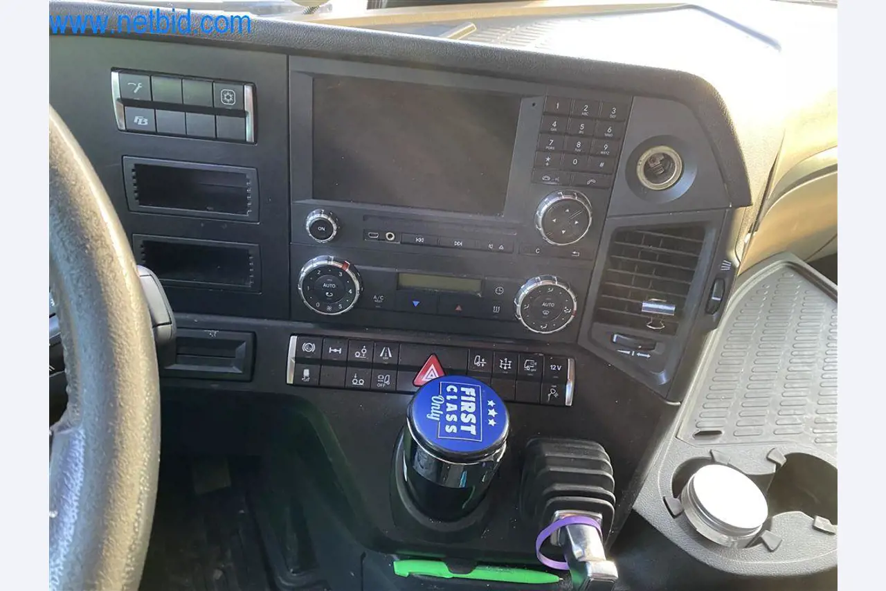 Equipamiento operativo y de oficina de una empresa de transportes-12