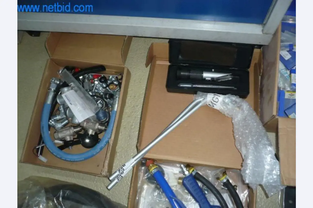 CNC draai-/freescentrum/machines, industriële trucks, kantoor- en bedrijfsuitrusting-2