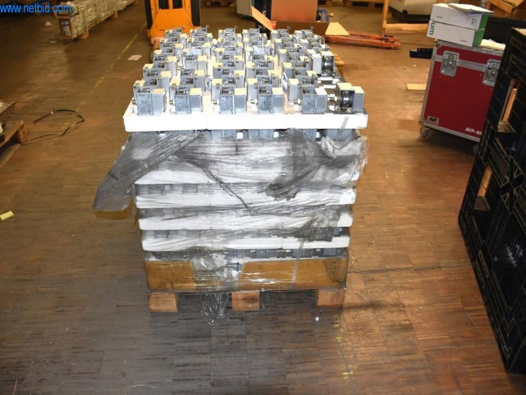 Umfangreiche Bestände an Vakuumpumpen, Meßgeräten, Ersatzteilen und Zubehör-3