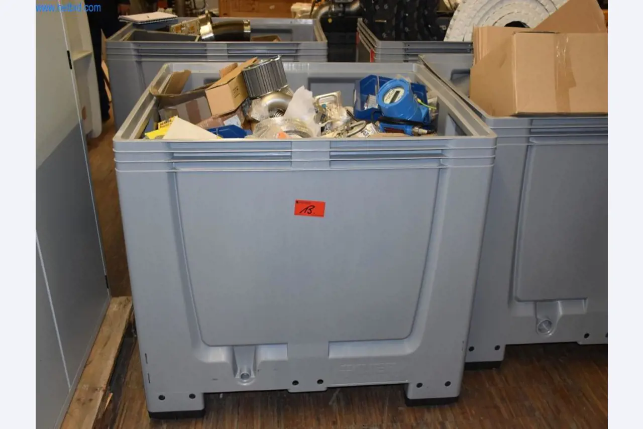 Rozsáhlé zásoby vývěv, měřicích přístrojů, náhradních dílů a příslušenství-1