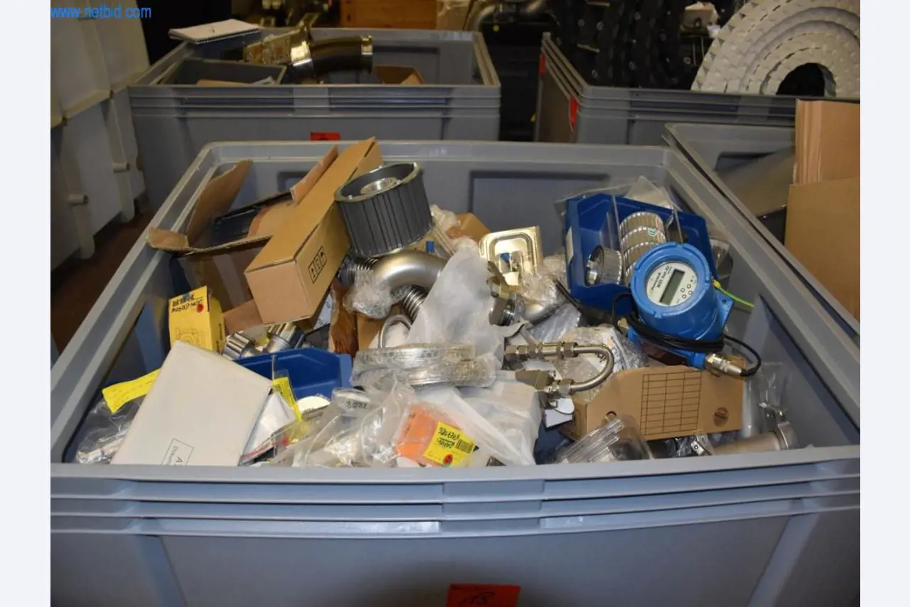 Rozsáhlé zásoby vývěv, měřicích přístrojů, náhradních dílů a příslušenství-2