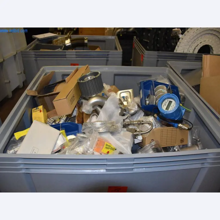 Rozsáhlé zásoby vývěv, měřicích přístrojů, náhradních dílů a příslušenství-2