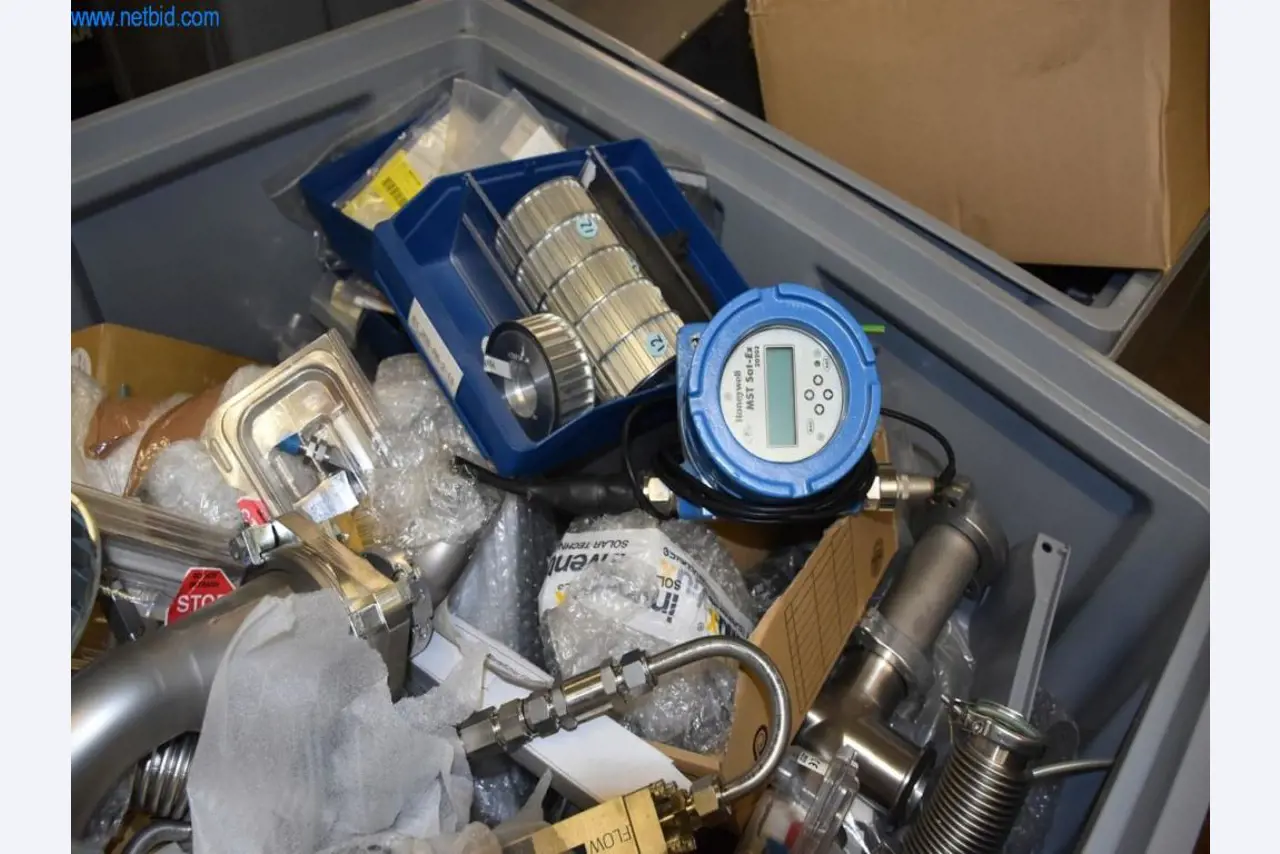 Rozsáhlé zásoby vývěv, měřicích přístrojů, náhradních dílů a příslušenství-3