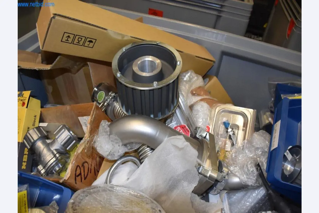 Rozsáhlé zásoby vývěv, měřicích přístrojů, náhradních dílů a příslušenství-4