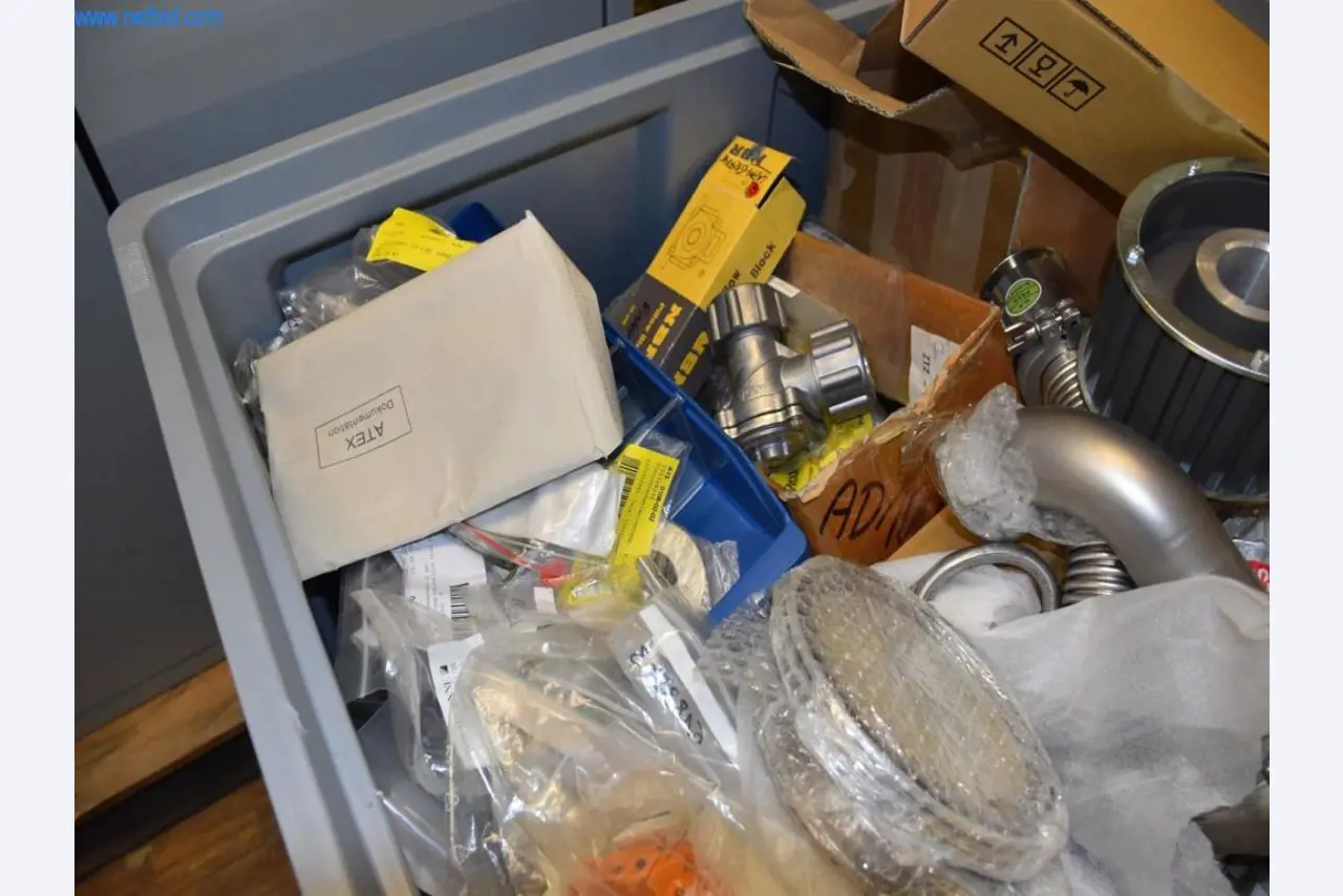 Rozsáhlé zásoby vývěv, měřicích přístrojů, náhradních dílů a příslušenství-5