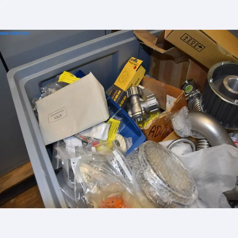 Rozsáhlé zásoby vývěv, měřicích přístrojů, náhradních dílů a příslušenství-5